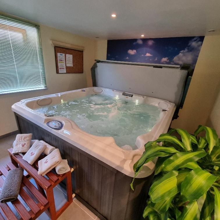 Gite Myrtille 2 A 6 Personnes Avec Spa Et Salle De Jeux Dans La Residence ヴォントロン エクステリア 写真